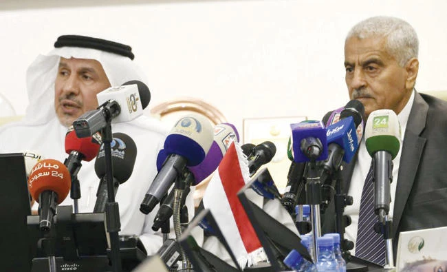Yemeni Deputy Prime Minister and Minister of Interior, Maj. Gen. Hussein Mohammed Arab, right, meets with KSRelief General Supervisor Abdullah Al-Rabeeah in Riyadh on Monday. (SPA)