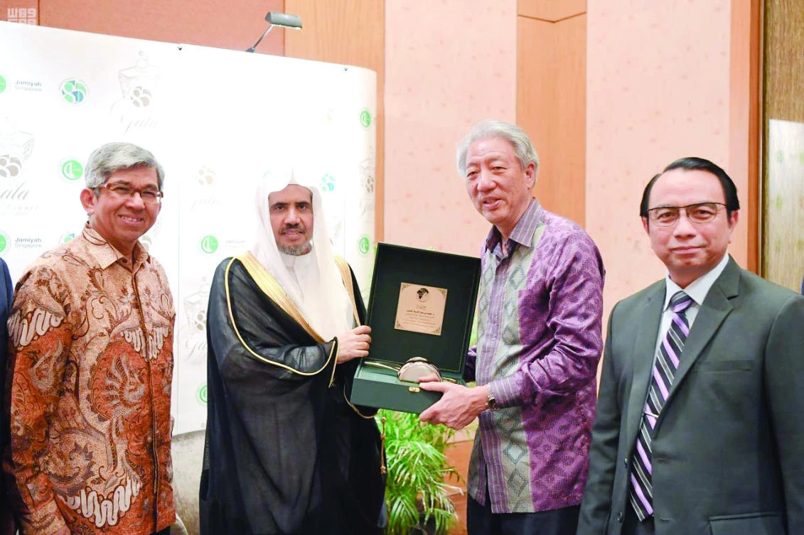 Singapore’s Deputy Prime Minister Teo Chee Hean presents an award to MWL Secretary-General Mohammed bin Abdul Karim Al-Issa in Singapore on Tuesday. (SPA)