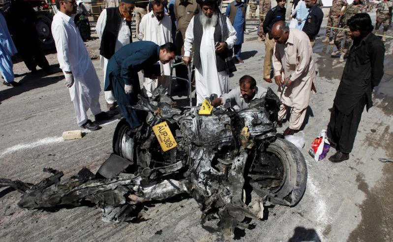 Security officials inspect a wreckage of a vehicle after a blast in Quetta, Pakistan on October 18, 2017. (REUTERS)