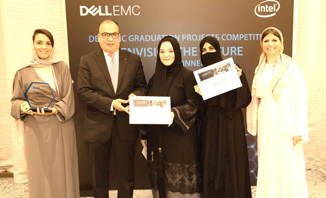 Mohammed Amin and Marwa Zaghow with the winners from
King Abdul Aziz University.