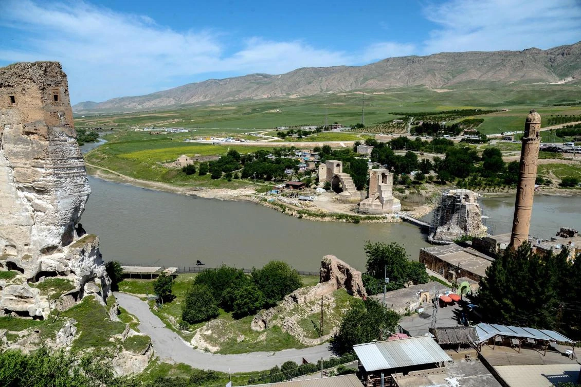A picture taken on May 12, 2017 shows a general view of Hasankeyf bridge across the Tigris River in the Hasankeyf district in Batman. (AFP / ILYAS AKENGIN)