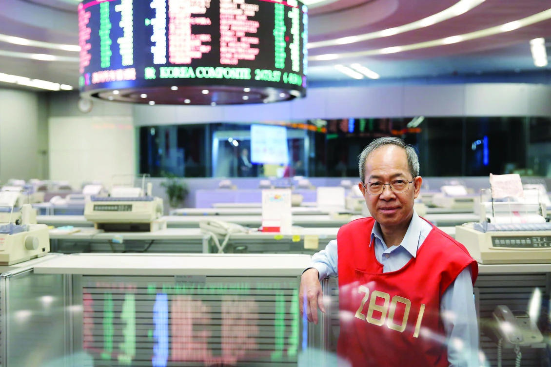Yip Wing-keung, a trading manager is pictured at the Hong Kong Stock Exchange, where traders are taking their final orders. (AP)