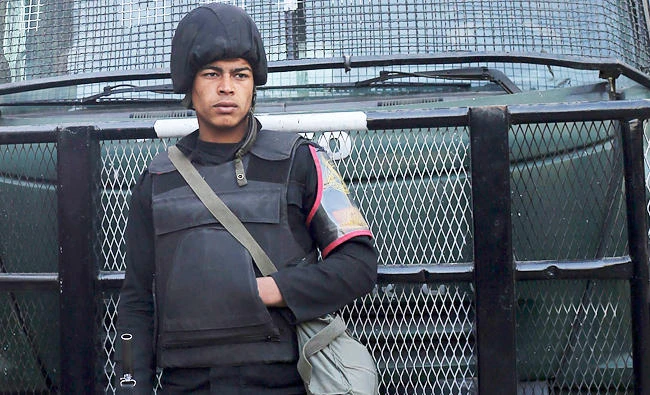 A riot police officer stands guard in front of an appeals court in Cairo, in this January 1, 2015 file photo. (Reuters)