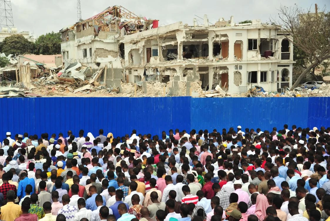 Somalis pray for victims in Mogadishu on the scene of a massive truck bomb attack on October 20, 2017. (File photo by AFP)