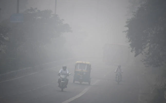 Indian commuters drive amid heavy smog in New Delhi on October 20, 2017. (AFP / DOMINIQUE FAGET)