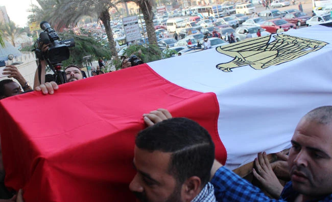 People carry the coffin of Egyptian police officer Ahmed Fayez, who was attacked with other security forces by militants in Egypt's western desert, in El Hosary Mosque outside Cairo, Egypt on October 21, 2017. (Reuters)