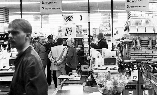 This file photo taken on November 9, 1985 shows Belgium police officers and investigators arriving at the Delhaize supermarket in Aalst, Flanders, following an attack by the gang Brabant killers (Tueurs du Brabant - Bende van Nijvel). (AFP)