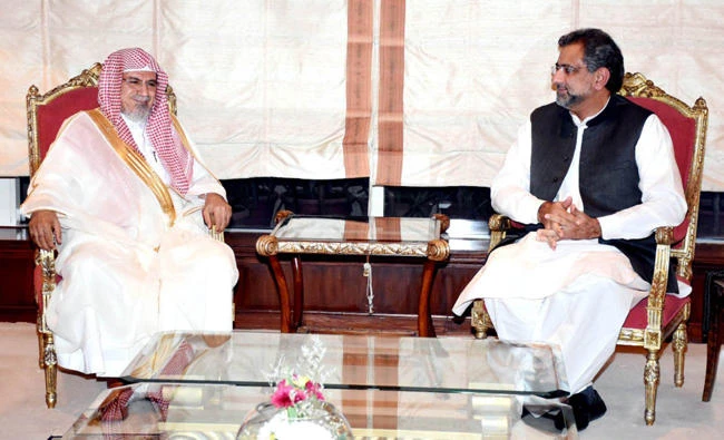 Prime Minister Shahid Khaqan Abbasi receives Dr. Saleh bin Humaid, imam of Makkah’s Grand Mosque, in Islamabad on Wednesday. (SPA)