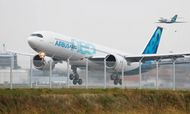 An Airbus A330neo aircraft takes off during its maiden flight event in Colomiers near Toulouse, France, on October 19, 2017. (REUTERS/Regis Duvignau)