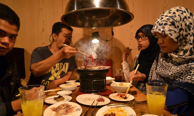 Thai Muslim tourists dine at a halal-certified barbecue restaurant in Tokyo. (AFP file photo)