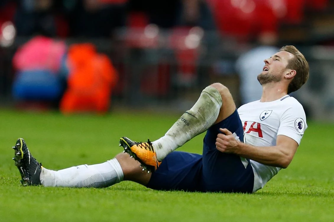 Tottenham Hotspur's English striker Harry Kane holdinghis leg after appearing to pick up an injury during the English Premier League football match between Tottenham Hotspur and Liverpool at Wembley Stadium in London, on October 22, 2017. (AFP / IKIMAGES)