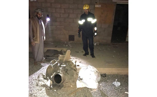 Najran residents inspect the damage caused on a residential complex by a missile fired by Houthi militia from Yemen on Thursday. (SPA)