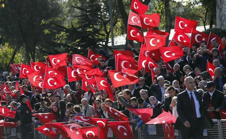People wave Turkish flags during a Republic Day ceremony in Istanbul, Turkey on October 29, 2015. (File photo by Reuters)