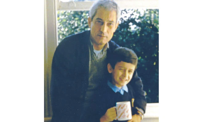 Naji Al-Ali with his youngest son Osama in London in 1986.
