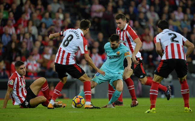 Barcelona's Lionel Messi in action with Athletic Bilbao's Ander Iturraspe and Eneko Boveda on Saturday, October 28, 2017. (REUTERS/Vincent West)