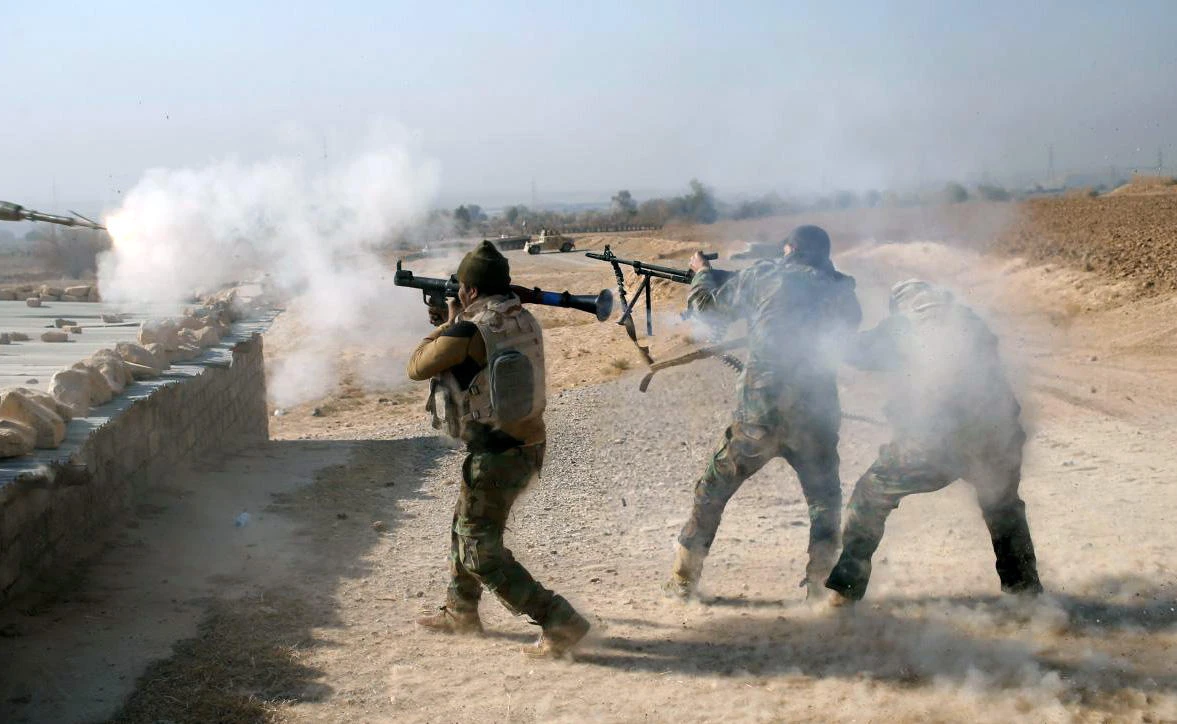 An Iraqi soldier fires an RPG during clashes with Daesh fighters in Al-Qasar, South-East of Mosul, Iraq on November 28, 2016. (File photo by Reuters)