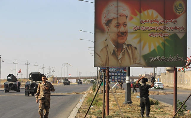 A banner bearing a portrait of Kurdish regional president Massoud Barzani is seen as Iraqi forces advance towards Kirkuk on October 16, 2017. (AFP / AHMAD AL-RUBAYE)