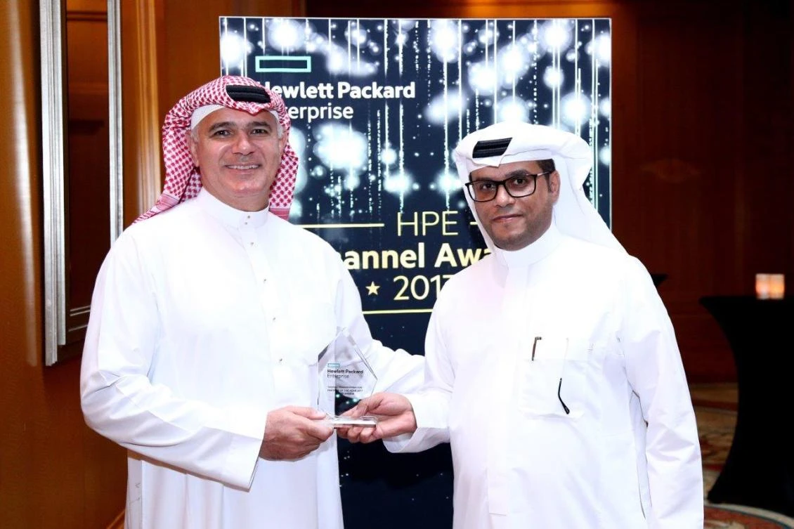 NATCOM Chairman Ali Alireza, right, receives the award from HPE Saudi Arabia Managing Director Eissa Al-Khamis.