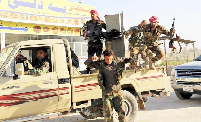 Peshmerga fighters gathering at the Altun Kubri checkpoint, 40kms from Kirkuk, in this October 20, 2017 photo. (AFP)