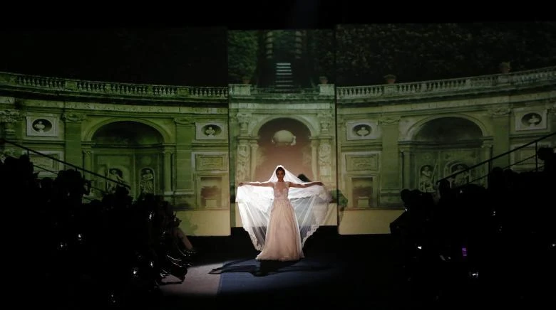 A model presents a creation by Alberta Ferretti during the Shanghai Fashion Week in Shanghai on October 20, 2014. (File photo by Reuters)
