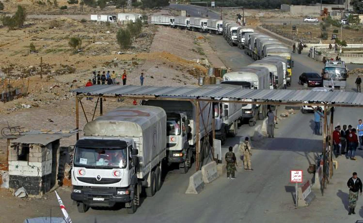 An aid convoy of the Syrian Arab Red Crescent enters the Wafideen Camp, which is controlled by Syrian government forces, to deliver aid into the rebel-held besieged Douma neighborhood of Damascus on March 4, 2016. (File photo by Reuters)