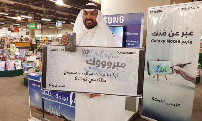A winner at the S-Carpet event at Jarir Bookstore.