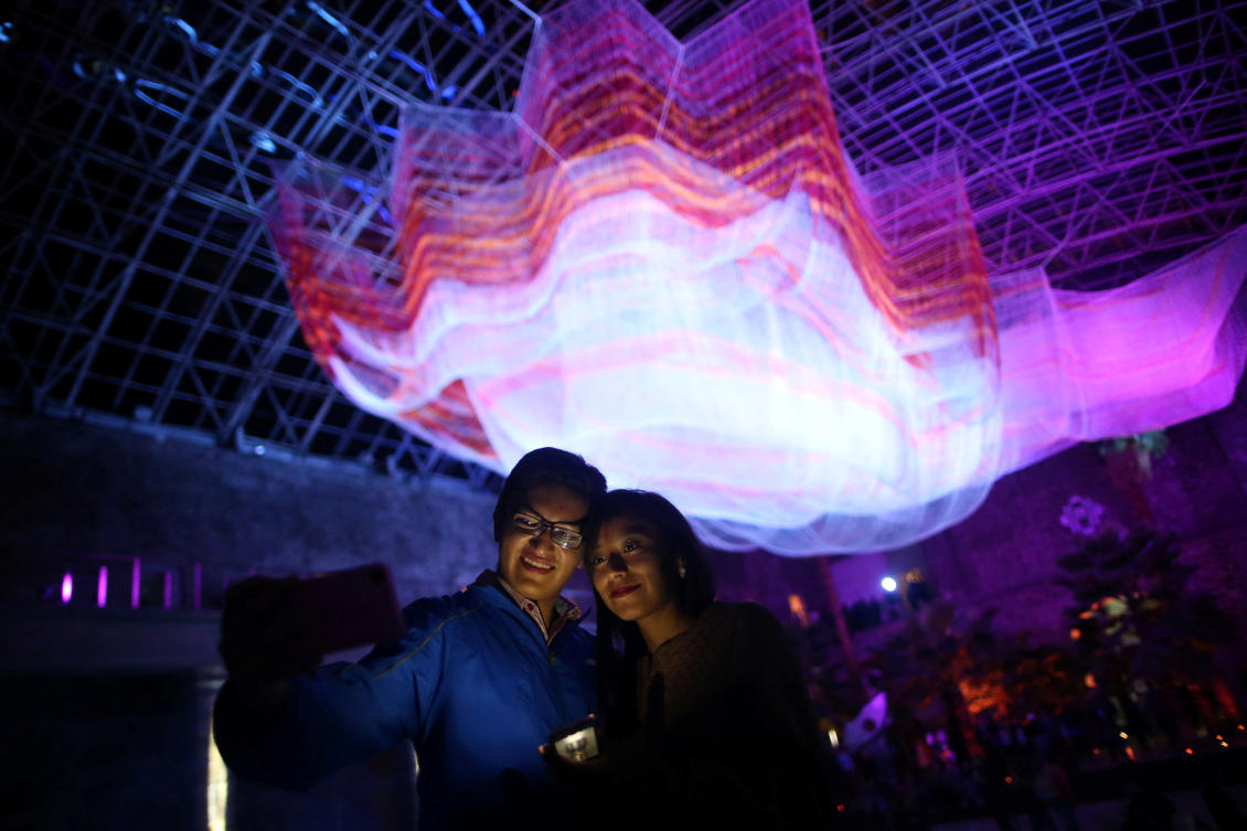 A couple takes selfies during the International Festival of Lights in Mexico City, Mexico, November 16, 2017. REUTERS/Edgard Garrido NO RESALES. NO ARCHIVES.