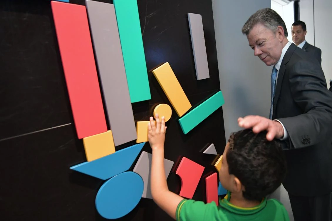 President of Colombia Juan Manuel Santos (R) is pictured during a visit to the Louvre Abu Dhabi Museum on November 11, 2017 on Saadiyat island in the Emirati capital. / AFP / GIUSEPPE CACACE
