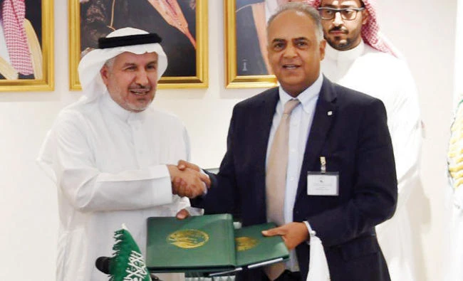 Abdullah Al-Rabeeah, left, KSRelief general supervisor, and Yahya Al-Oleibi, head of the ICRC, shake hands after signing a deal in Riyadh on Monday. (SPA)