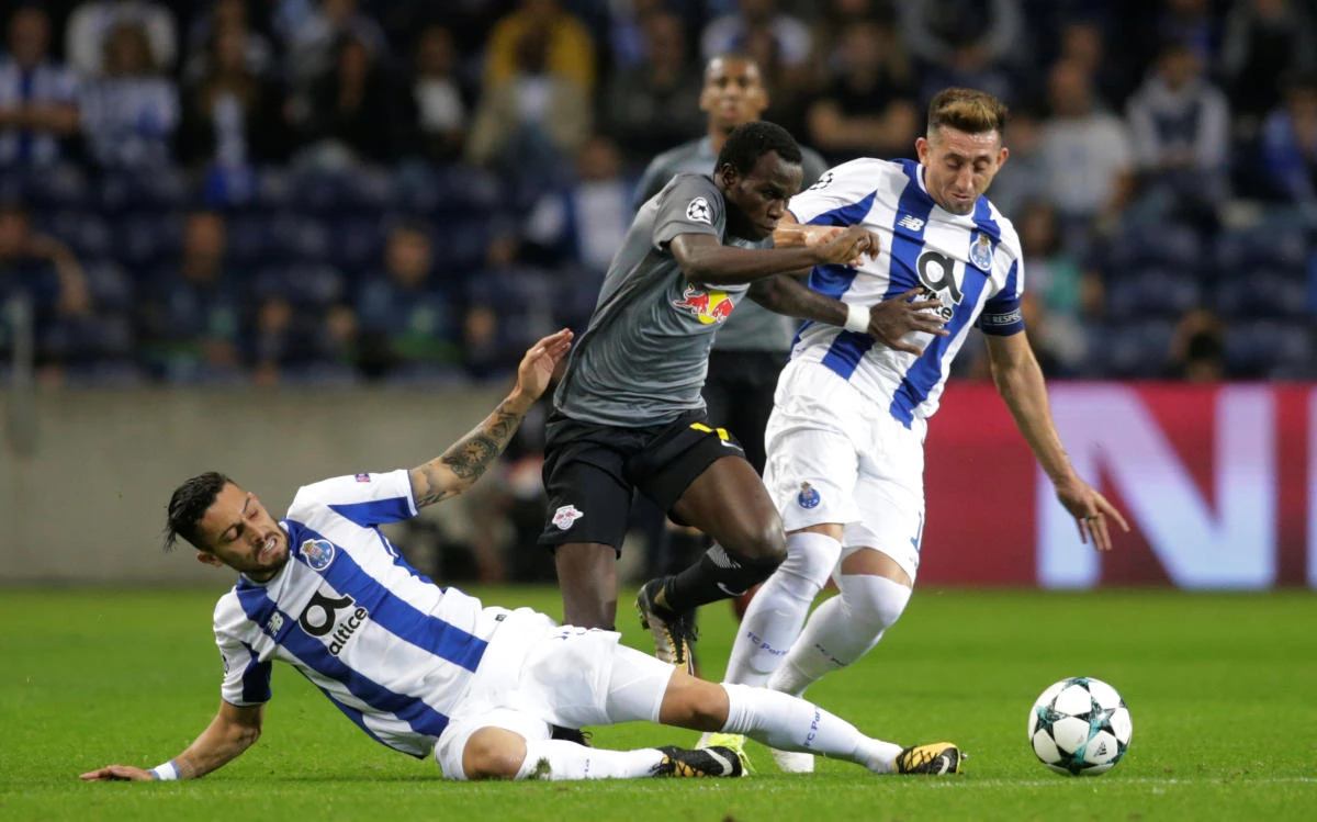 Porto's Hector Herrera in action with RB Leipzig's Bruma (Reuters/Miguel Vidal)