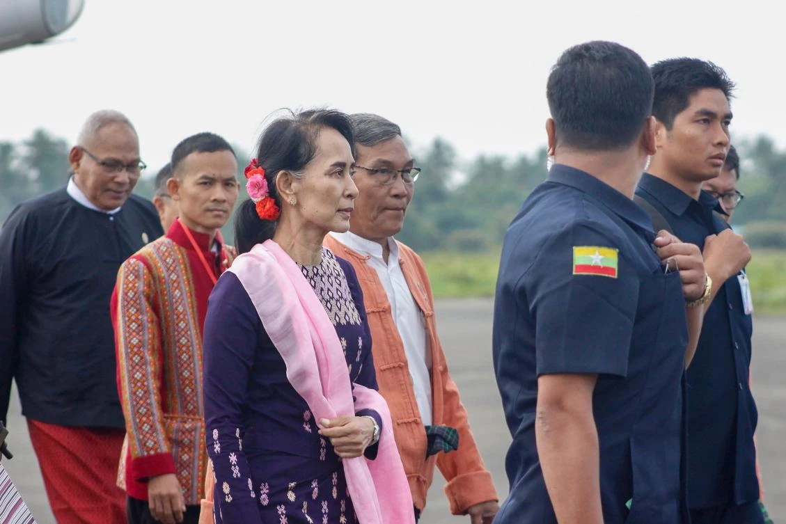 Myanmar State Counselor Aung San Suu Kyi, center, arrives in Sittwe airport for an unannounced visit to restive Rakhine state on November 2. (AFP)