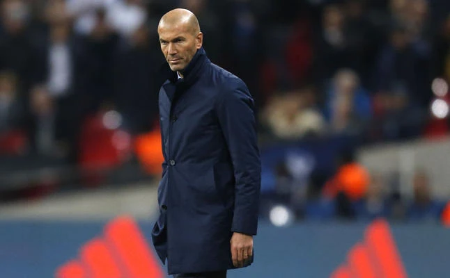 Real Madrid's French coach Zinedine Zidane looks on during the UEFA Champions League Group H football match between Tottenham Hotspur and Real Madrid at Wembley Stadium in London on November 1, 2017. (AFP / IKIMAGES / Ian Kington)