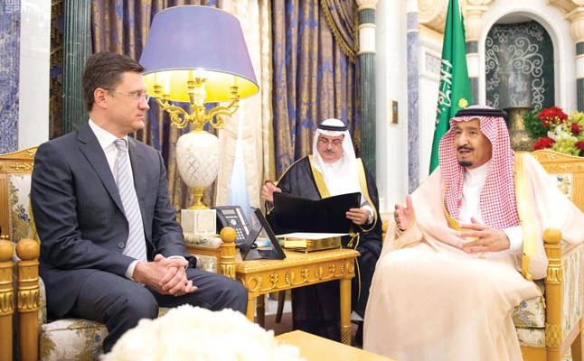 King Salman receives Russian Energy Minister Alexander Novak at Al-Yamamah Palace in Riyadh on Thursday. (SPA)