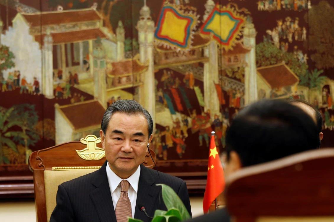 China’s Foreign Minister Wang Yi (L) attends a meeting with Vietnam’s Deputy Prime Minister and Foreign Minister Pham Binh Minh at the Government Office in Hanoi, Vietnam November 2, 2017. (Reuters/Kham)