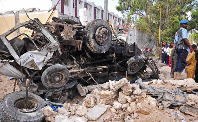 A picture taken on October 29, 2017 shows a burned car at the scene of a blast, a day after two car bombs exploded in Mogadishu.On Friday, the US military for the first time conducted airstrikes against Daesh fighters in Somalia, where the group is a growing presence in a country long threatened by the Al-Qaeda-linked extremist group Al-Shabab. (AFP / Mohamed Abdiwahab)