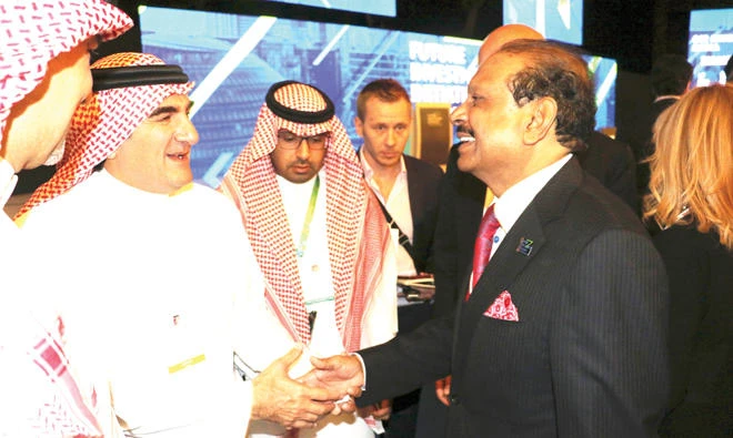 Yusuff Ali M.A., managing director of LuLu Group International, with PIF Managing Director Yasir Othman Al-Rumayyan, left, at the FII summit in Riyadh. (AN photo)