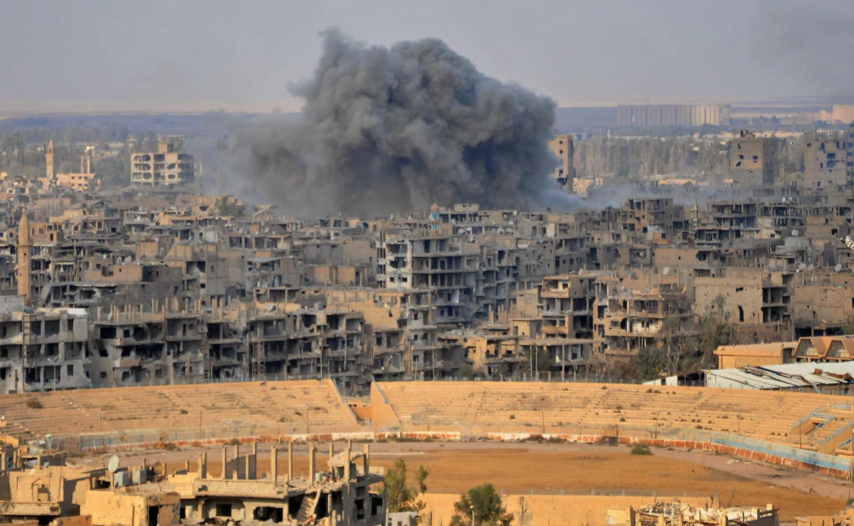Smoke billows from the eastern Syrian city of Deir Ezzor during an operation by Syrian government forces against Daesh group jihadists on Thursday, November 2, 2017. (AFP)