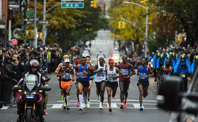 Athletes compete in the Men's Division during the 2017 TCS New York City Marathon in New York on November 5, 2017. (AFP / Jewel Samad)
