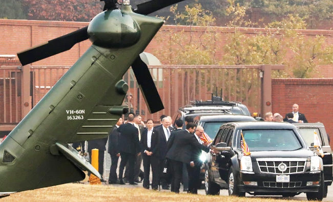 White House senior staff discuss the situation as U.S. President Donald Trump sits in his car after being grounded from an attempt to visit the Demilitarized Zone (DMZ) in the truce village of Panmunjom dividing North Korea and South Korea, at a U.S. military post in Seoul, South Korea, on Wednesday. (REUTERS)