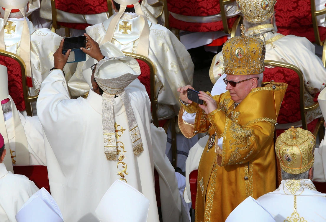Bishops take pictures as Pope Francis leads a mass to mark the closing of the Catholic Jubilee Year of Mercy in Saint Peter's Square at the Vatican November 20, 2016. (File photo by REUTERS)