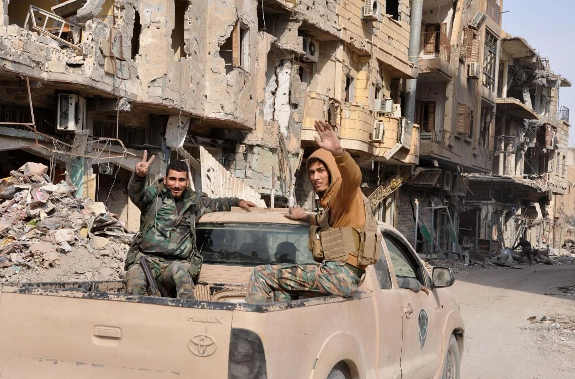 Syrian pro-government forces patrol in the eastern city of Deir Ezzor on Nov. 4, 2017. Syrian and allied forces converged on holdout Daesh group fighters in the Syrian border town of Albu Kamal, the jihadists’ very last urban bastion following a string of losses. (AFP)