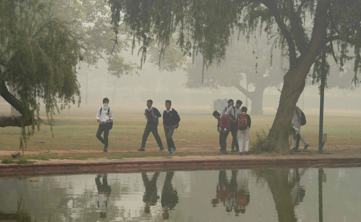 Indian shcoolboys walk amid heavy smog near the Indian Gate monument in New Delhi on November 9, 2017. (AFP)