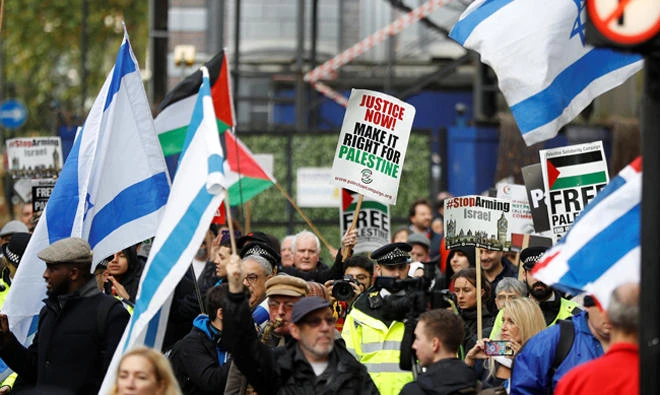 Demonstrators marching for Palestine solidarity are joined by a pro-Israeli group as they head towards Parliament Square, in central London on November 4, 2017. (REUTERS/ Peter Nicholls)