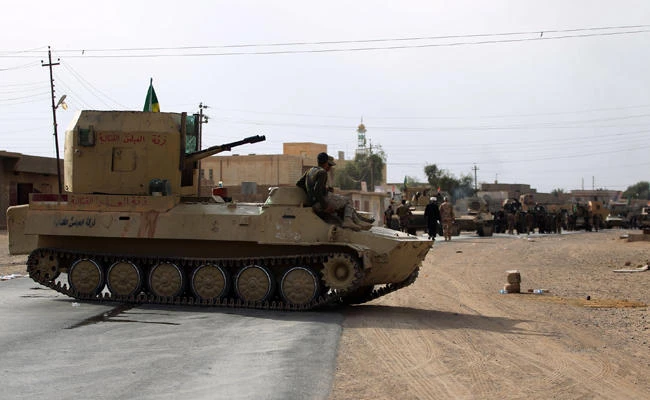Iraqi members of the Hashed al-Shaabi (Popular Mobilization units) are pictured in the city of al-Qaim, in Iraq's western Anbar province near the Syrian border as they fight against remnant pockets of Daesh group jihadists on November 3, 2017. (AFP / AHMAD AL-RUBAYE)