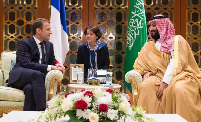 Saudi Crown Prince Mohammed bin Salman receives French President Emmanuel Macron. (SPA)