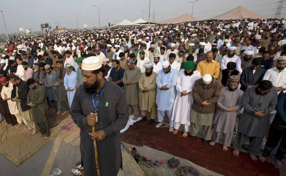 A supporter of the Pakistani radical religious party, Tehreek-i-Labaik Ya Rasool Allah, stands guard as people offer Friday prayers during a sit-in protest in Islamabad, Pakistan, on Friday, November 10, 2017. (AP)