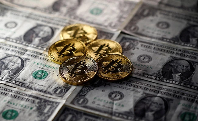 Bitcoin (virtual currency) coins placed on Dollar banknotes are seen in this illustration picture on November 6, 2017. (REUTERS/Dado Ruvic/Illustration)
