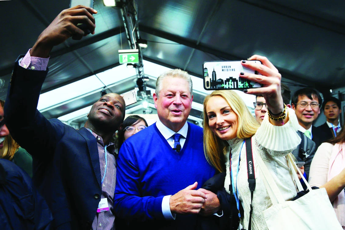 Former US Vice President Al Gore poses for selfies
with delegates and observers of the COP23 UN Climate Change Conference 2017, hosted by Fiji but held in Bonn, Germany, Friday. (Reuters)
