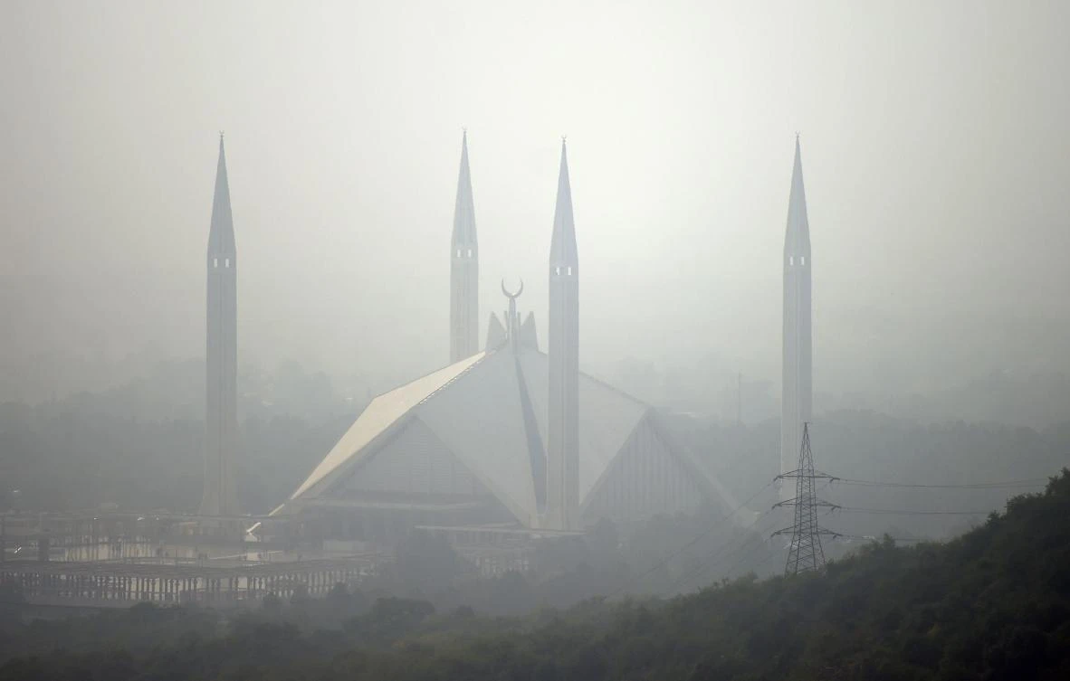 This picture taken on November 10, 2017 shows the grand Faisal Mosque covered in heavy smog in the Pakistan's capital, Islamabad. (AFP / AAMIR QURESHI)