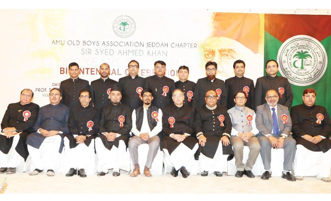 AMU Vice Chancellor Professor Tariq Mansoor, seated 5th from right, with AMU Old Boys Association Jeddah Chapter office-bearers and other guests in Jeddah on Thursday. (AN photo)
